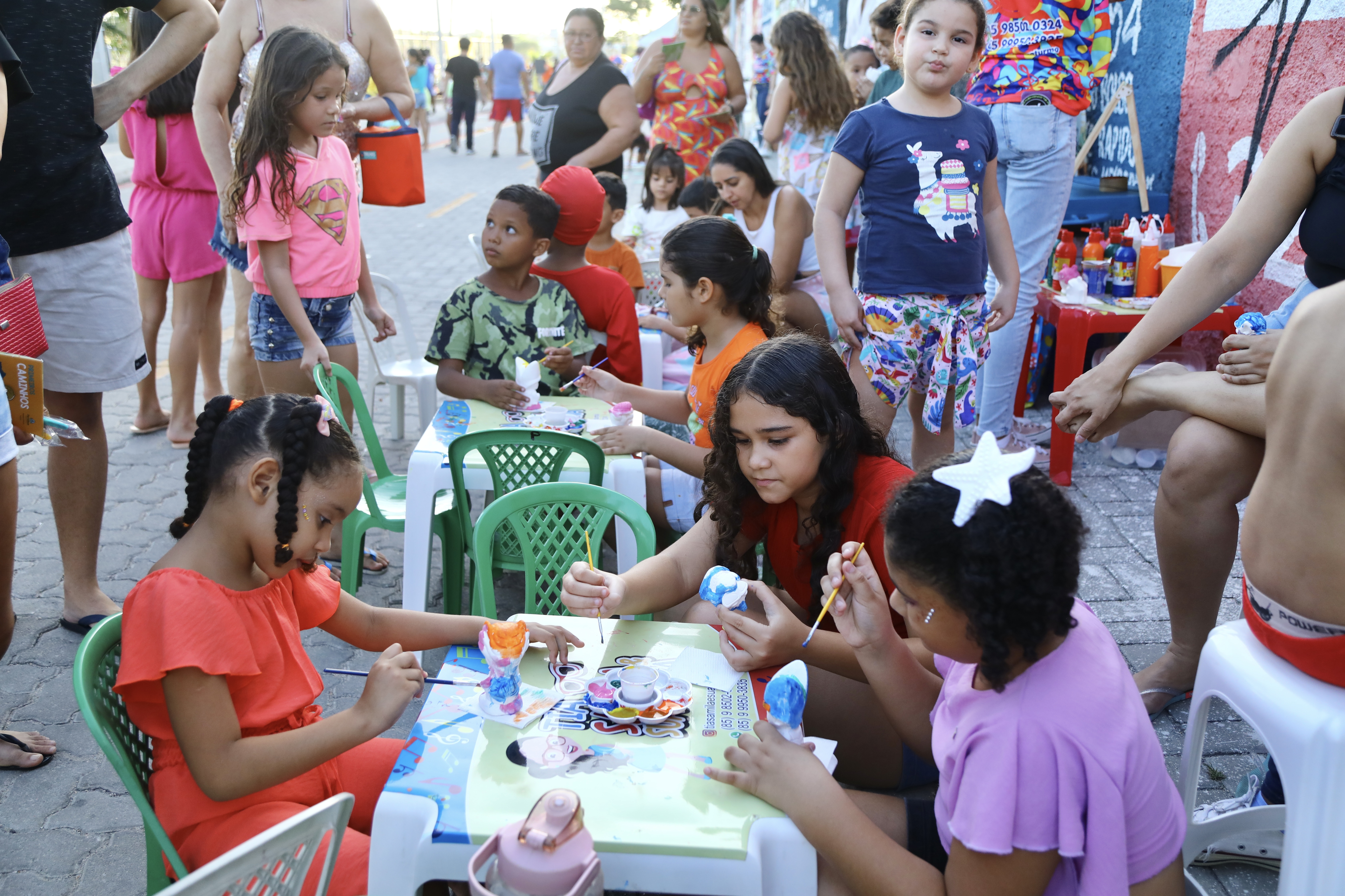 crianças brincando de pintar em uma mesa